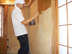 2 壁全面に硬化剤を塗る