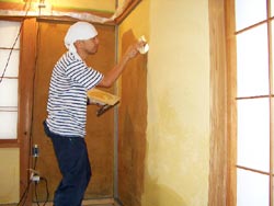3 固まった壁面に全面パテを施し、平らな下地を作る